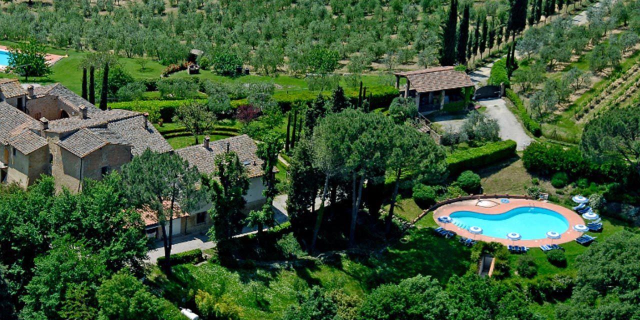 vista aerea della tenuta con piscina La Ripa di San Giminiano